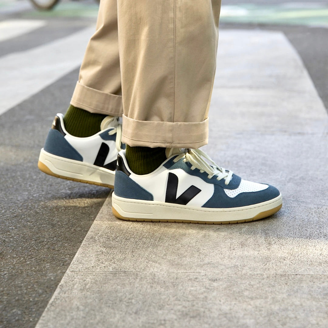 Veja V-10 - Leather White / Black / California